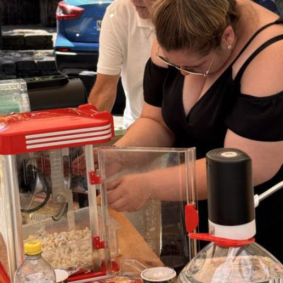 Popcorn und Slush werden vorbereitet